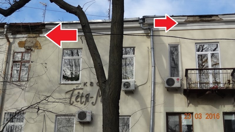 В центре Одессы карниз дома едва не свалился на головы прохожих: их спас балкон (ФОТО)