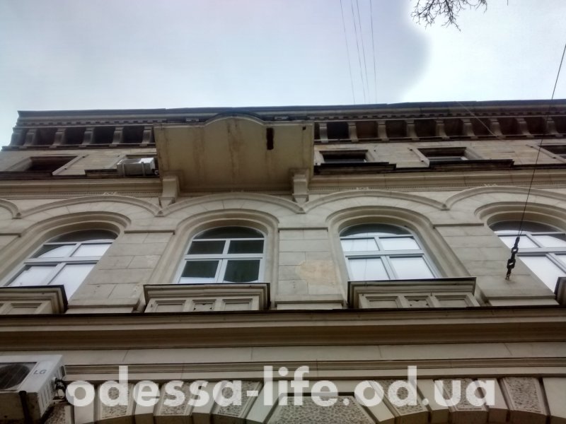 Осторожно! На Пушкинской осыпается балкон (ФОТО)