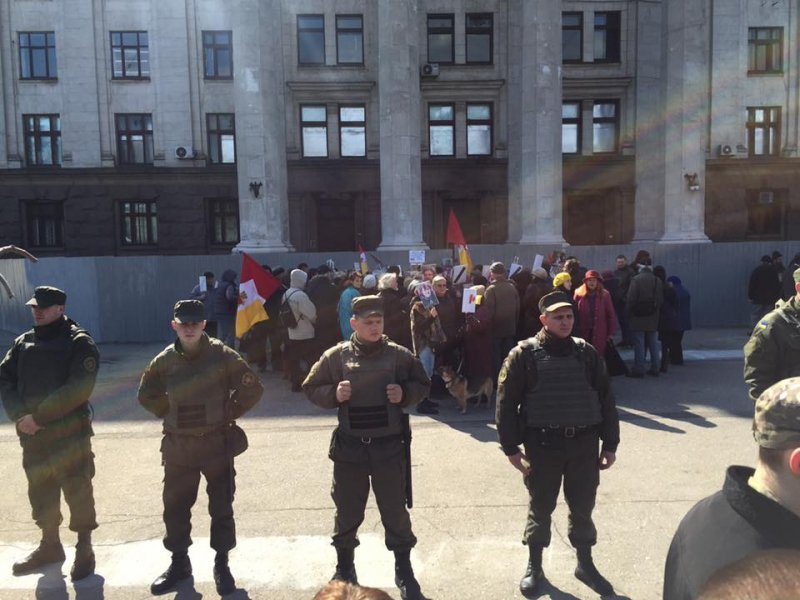 На Куликовом поле едва не произошла потасовка: Антимайдан и Майдан удерживали военные (ФОТО; ВИДЕО)