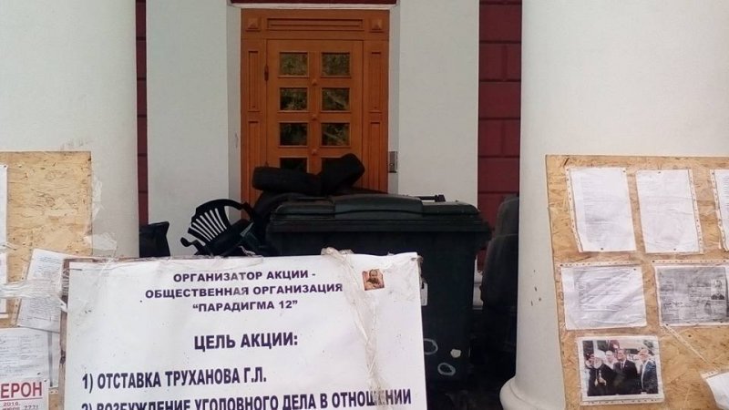 Активисты Антитрухановского майдана шинами заблокировали мэрию (ФОТО)