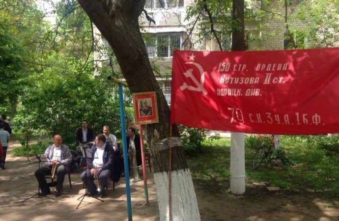 Во дворе на Таирова чествуют Сталина (ФОТО)