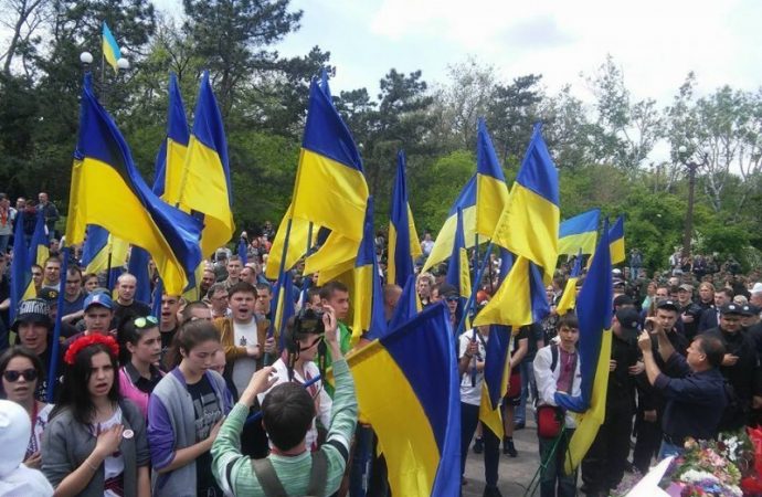 Вышиванки и желто-голубые флаги на Аллее Славы (ФОТО)