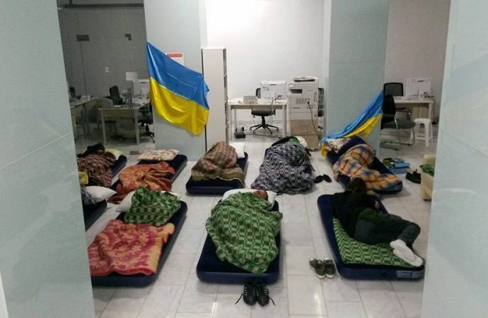 Переселенцы из Донбасса ночуют в Одесской ОГА (ФОТО)