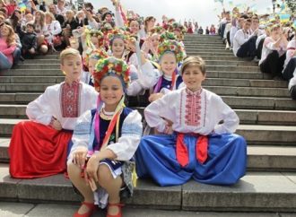 Потемкинскую лестницу заполонили дети в вышиванках (ФОТО)