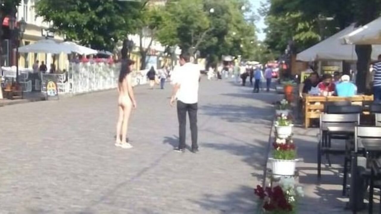 Прогулка голышом по центру Одессы фото