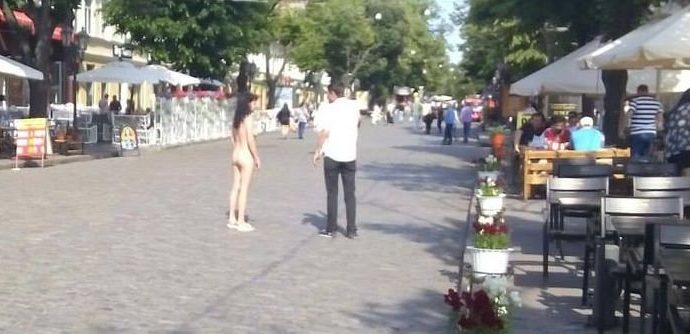 На Дерибасовскую вышла погулять голая женщина (ФОТО; ВИДЕО)