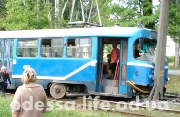На поселке Котовского трамвай сошел с рельсов и врезался в столб (ФОТО; ВИДЕО)