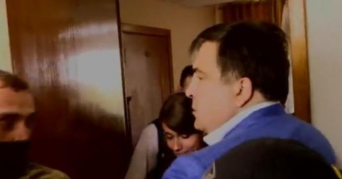 Саакашвили в ярости выламывал дверь, чтобы освободить сотрудников ОГА (ВИДЕО)