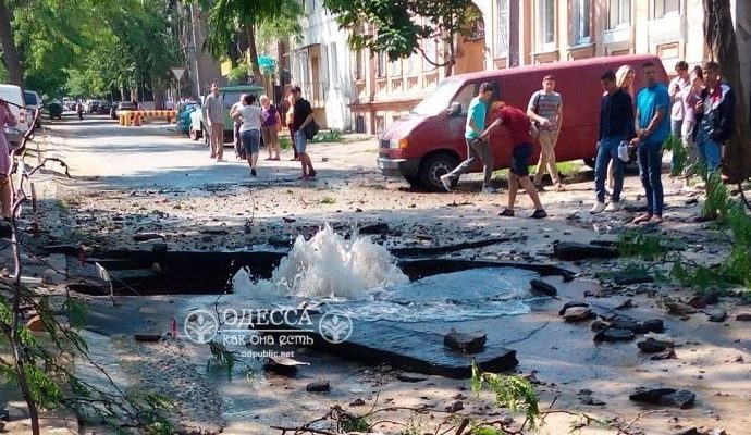 В центре Одессы из-под земли бьет фонтан (ВИДЕО; ФОТО)