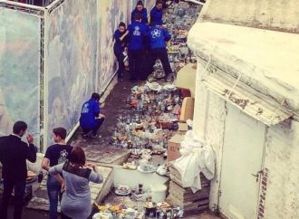 Скандал в Аркадии: известный ночной клуб выставил тарелки на земле рядом мусором (ФОТО)