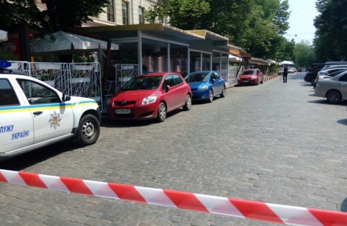 Переполох на Дерибасовской: полиция закрыла рестораны и не пускает людей (ФОТО; ОБНОВЛЕНО)