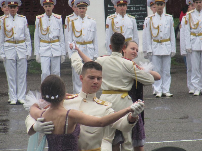 Выпуск военного лицея отметили танцами под дождем (ФОТО)