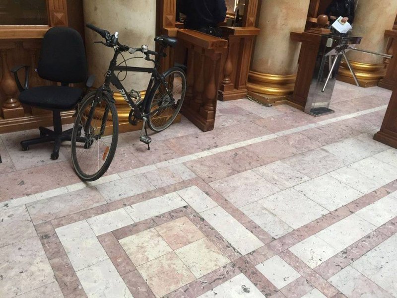 Велоактивист предложил перенести парковку в холл горсовета