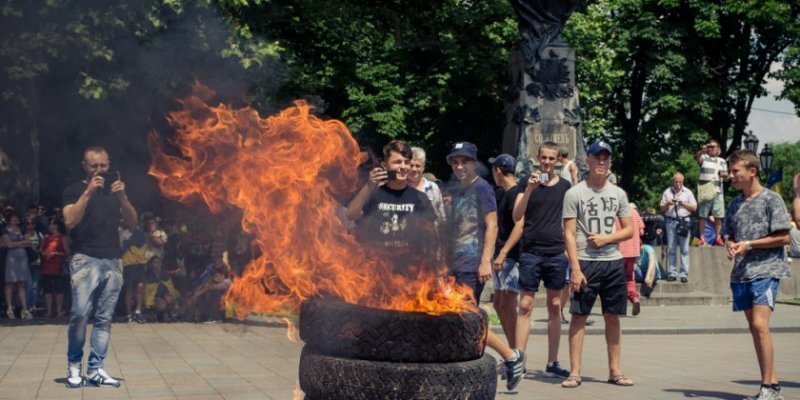 Что прячет дым сожженных шин: ожидают ли Одессу новый передел власти и досрочные выборы мэра?