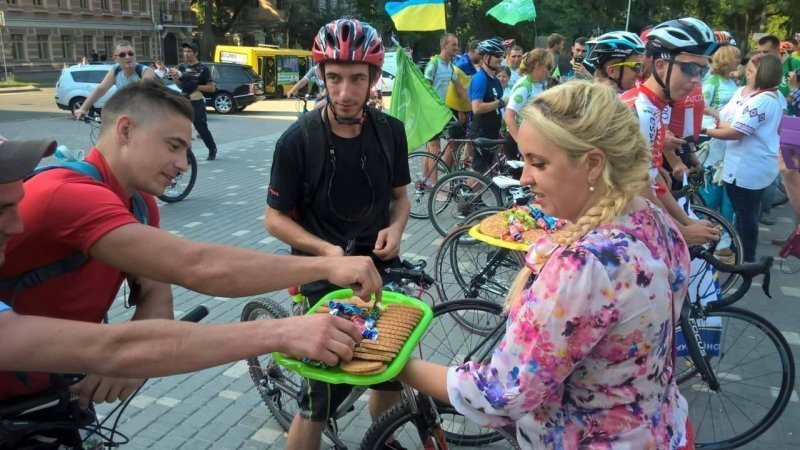Незрячие путешественники прибыли в Одессу на велосипедах (ФОТО)