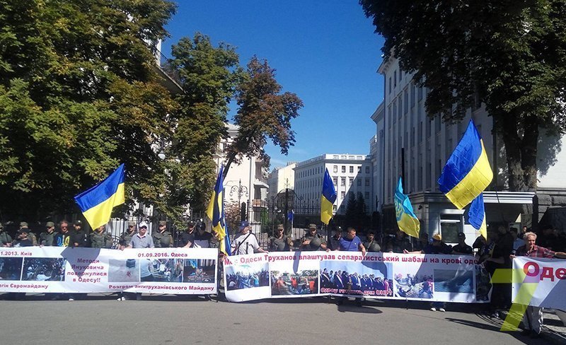 Антитрухановский майдан митингует уже под Администрацией президента