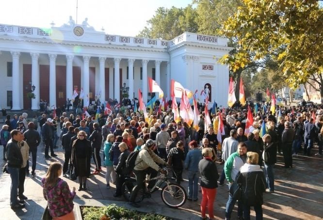 На Думской стычки между сторонниками и противниками мэра Одессы (ФОТО)