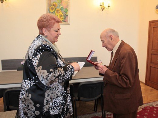Отца одиозного Анатолия Вассермана наградили в Одесской мэрии