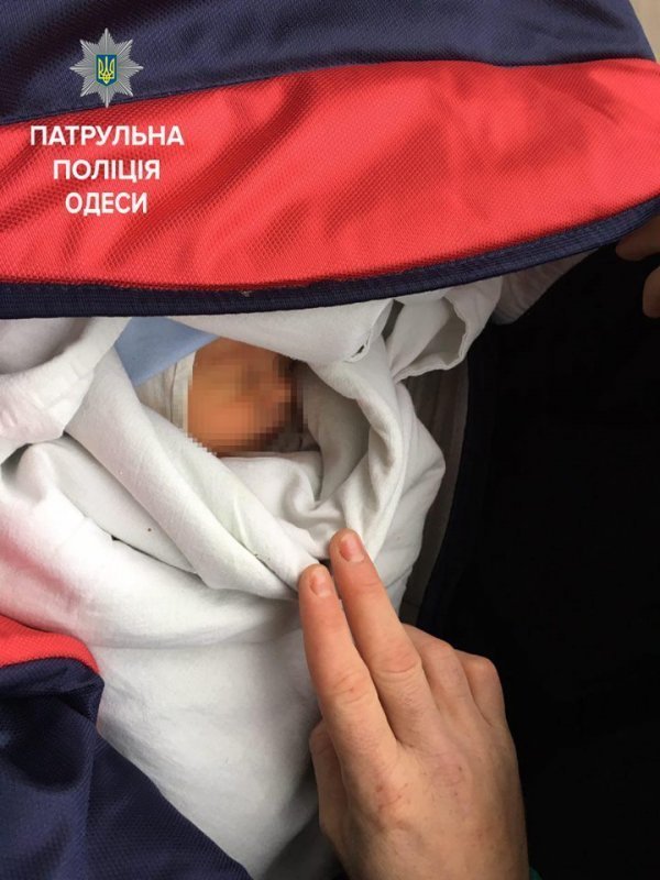 Одесский подкидыш: малыша нашли в дорожной сумке (ФОТО)