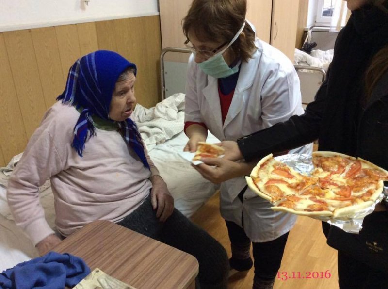 Одесский ресторан накормил одиноких стариков пиццей (ФОТО)