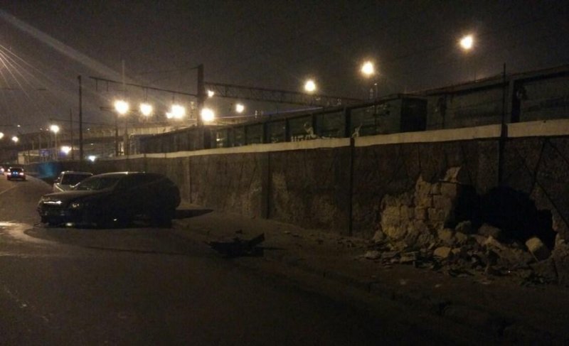Авария возле порта — авто проломило каменную стену