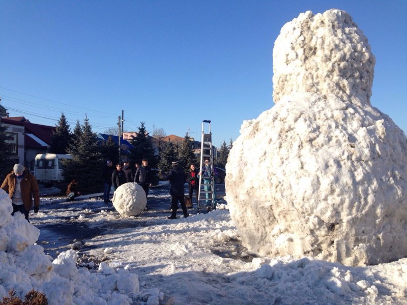 В Подольске (бывший Котовск) весь понедельник лепили 7-метрового снеговика-рекордсмена (ВИДЕО)