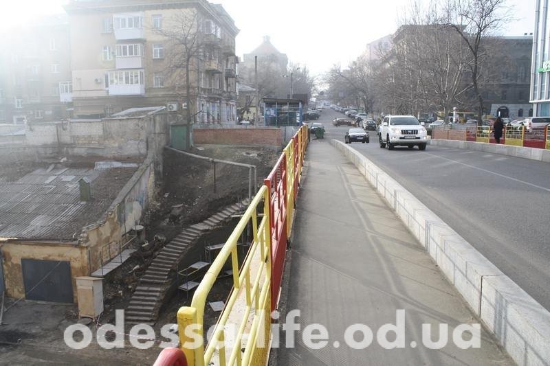 Мост Коцебу: желто-красная оградка вместо исторических перил (ФОТО)