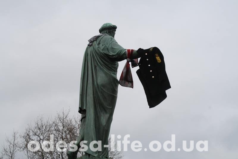 На главный одесский памятник повесили флаг США (ФОТО; ВИДЕО)