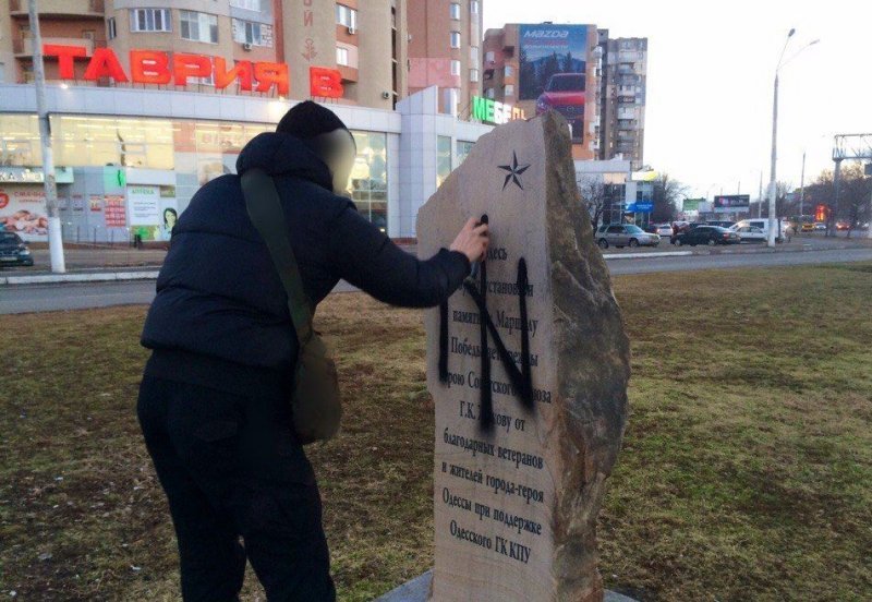 Одесские националисты повели себя как вандалы на проспекте Маршала Жукова (ФОТО)