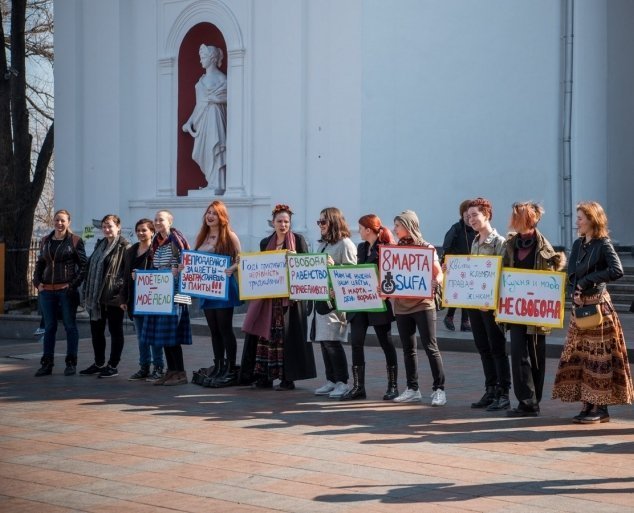 Под Одесской мэрией феминистки критиковали 8 марта (ФОТО)