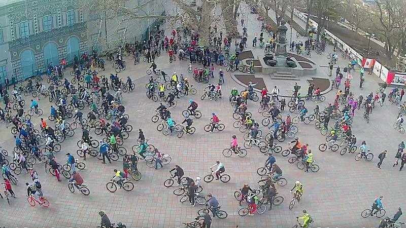 Сотни велосипедистов открыли 19-й сезон Критической массы (ФОТО)