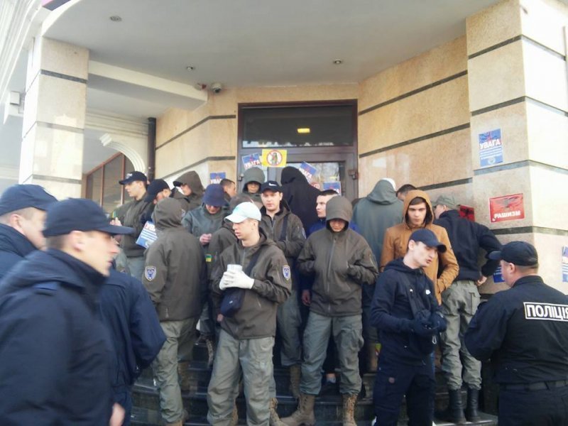 Радикалы нанесли травму охраннику Сбербанка России (ВИДЕО)