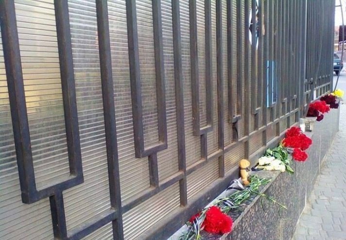 Одесситы несут цветы к Генеральному консульству России
