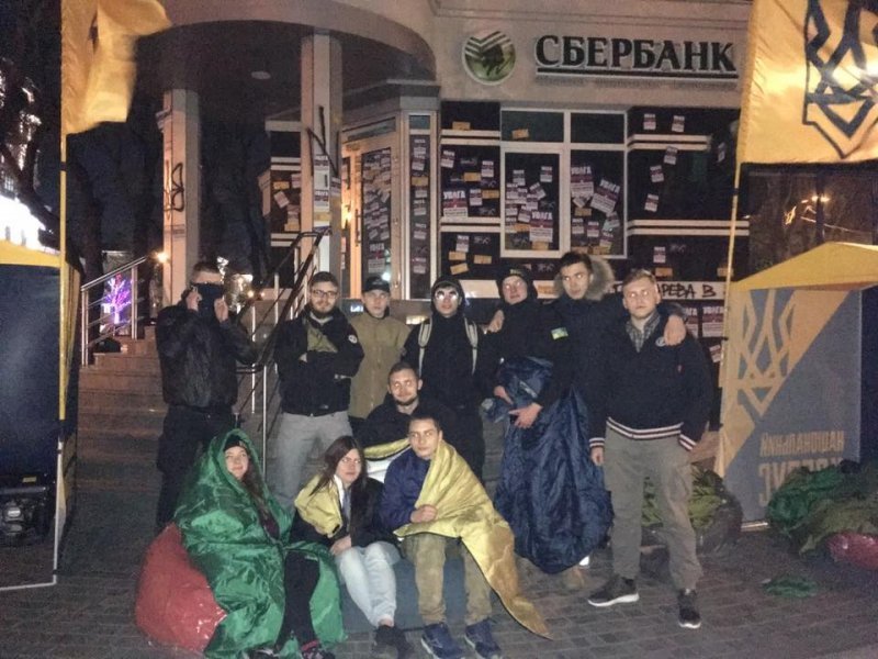 Активисты решили ночевать под Сбербанком в Одессе (ФОТО)