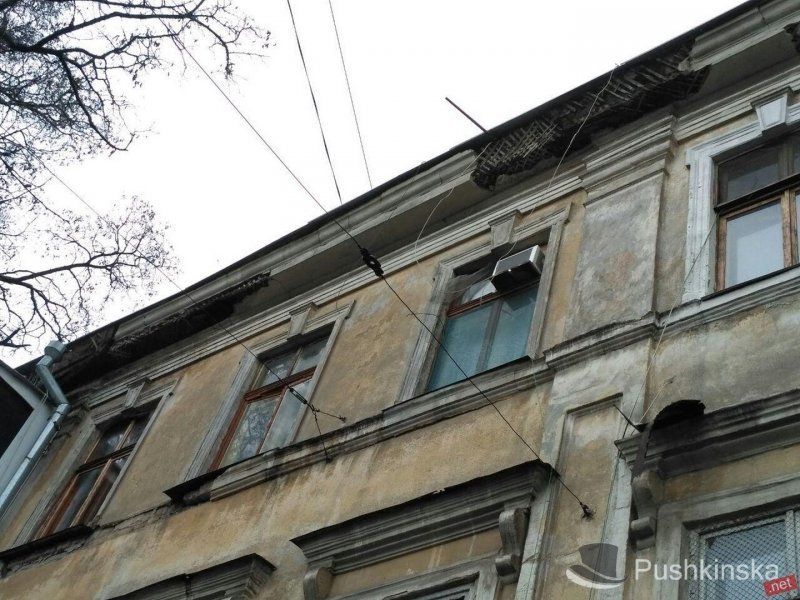 Непогода привела к разрушениям в центре Одессы (ФОТО)