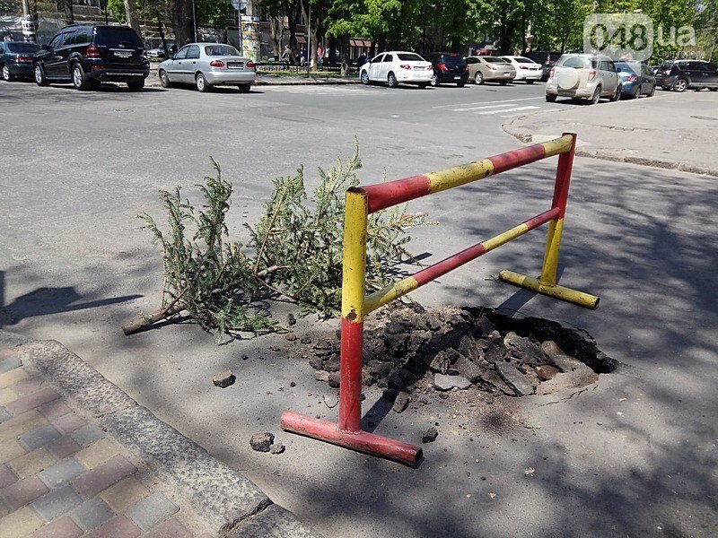 В центре Одессы произошел очередной провал (ФОТО)