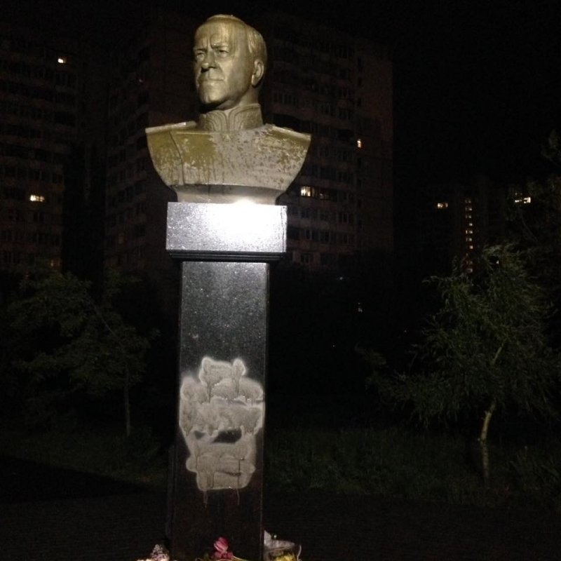 Вандалы испортили памятник маршалу Жукову (ФОТО)