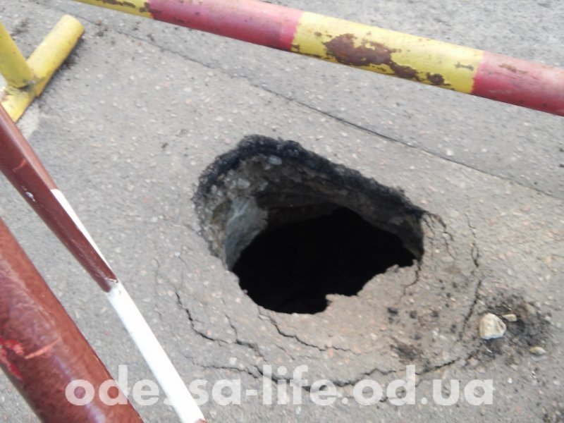 В Одессе снова образовался провал прямо на дороге (ФОТО)