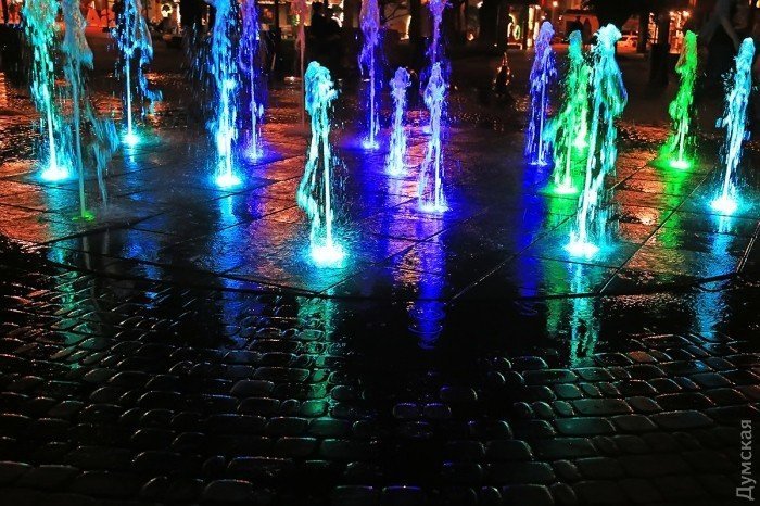 На Старосенной площади вновь открылся волшебный фонтан (ФОТО)