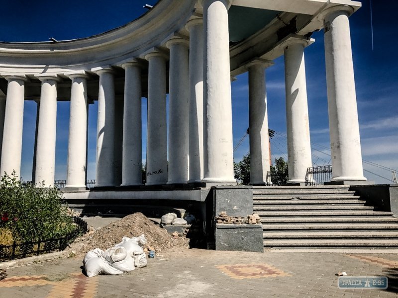 Что происходит за оградой Воронцовской колоннады? (ФОТО)