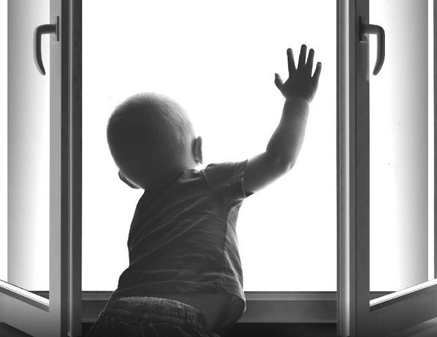Двухлетний ребёнок выпал из окна на Бочарова