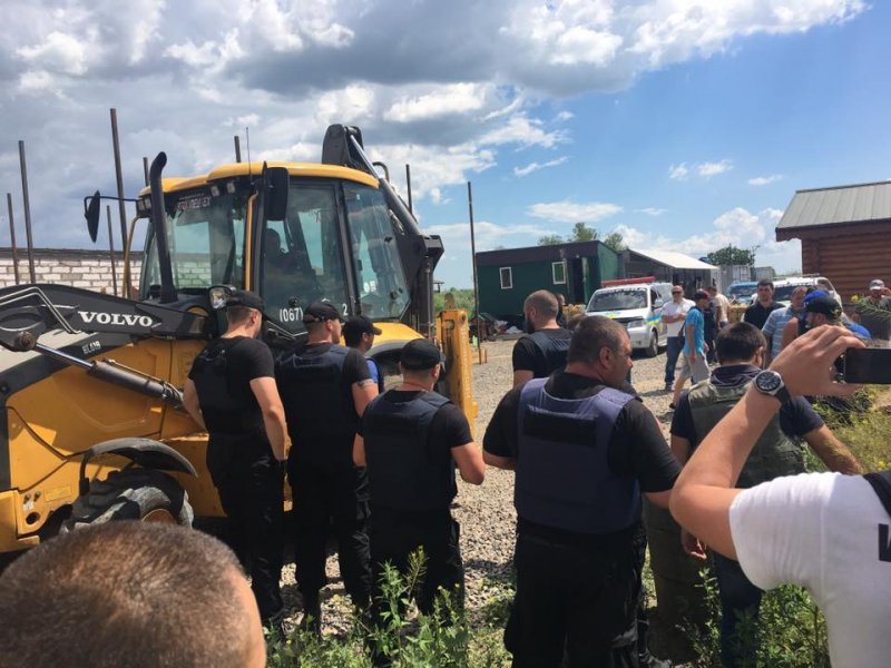 «Угрожают оружием — полиция бездействует»: Стерненко на месте похищения сына Русева (ФОТО)