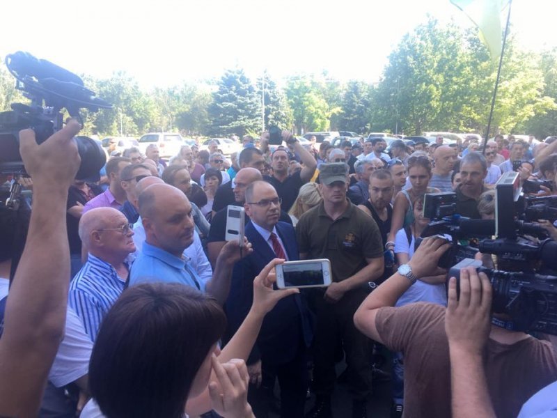 К митингующим под Одесской ОГА вышел председатель Максим Степанов (ВИДЕО)