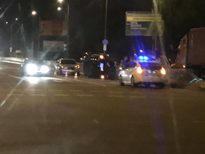 На выезде из Одессы авто перелетело отбойник и приземлилось на бок (ФОТО)