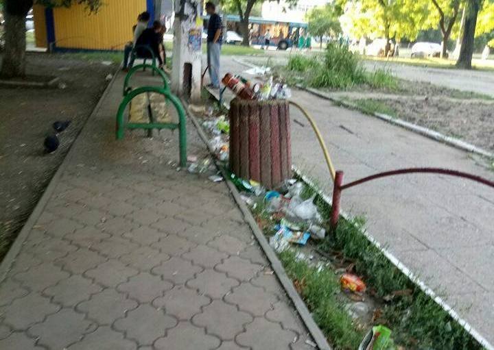 Дебоширы оккупировали  и загадили детскую площадку на Котовского (ФОТО)