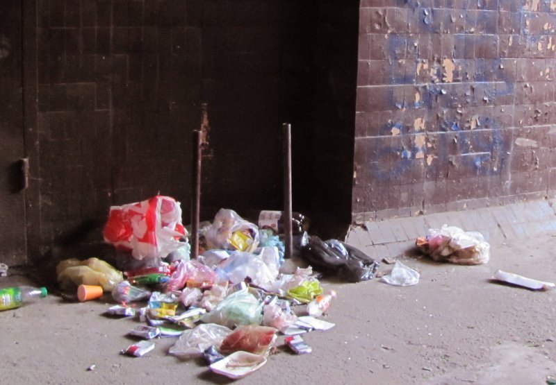 Груды мусора посреди одесского вокзала (ФОТО)