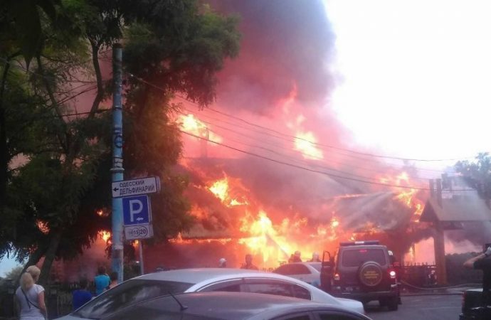 Масштабный пожар в курортной зоне Одессы: горит известный ресторан (ФОТО)