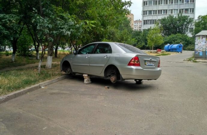 На Котовского с автомобиля нагло сняли колёса (ФОТО)