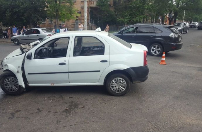 Авария в центре Одессы: пострадавшую увезли в больницу (ФОТО)