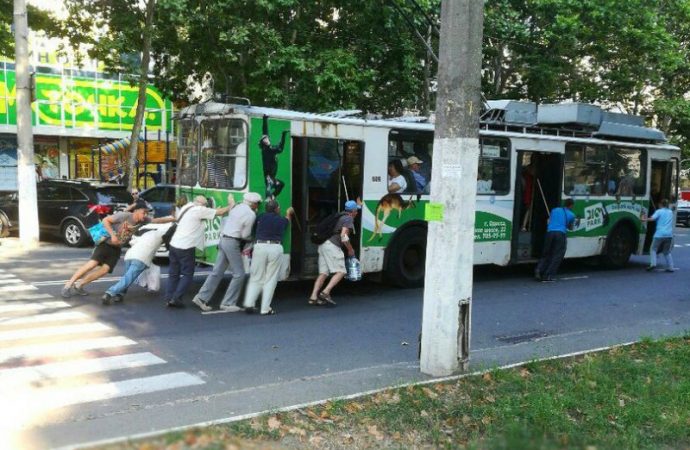 Одесситы толкали троллейбус в центре города (ФОТО)